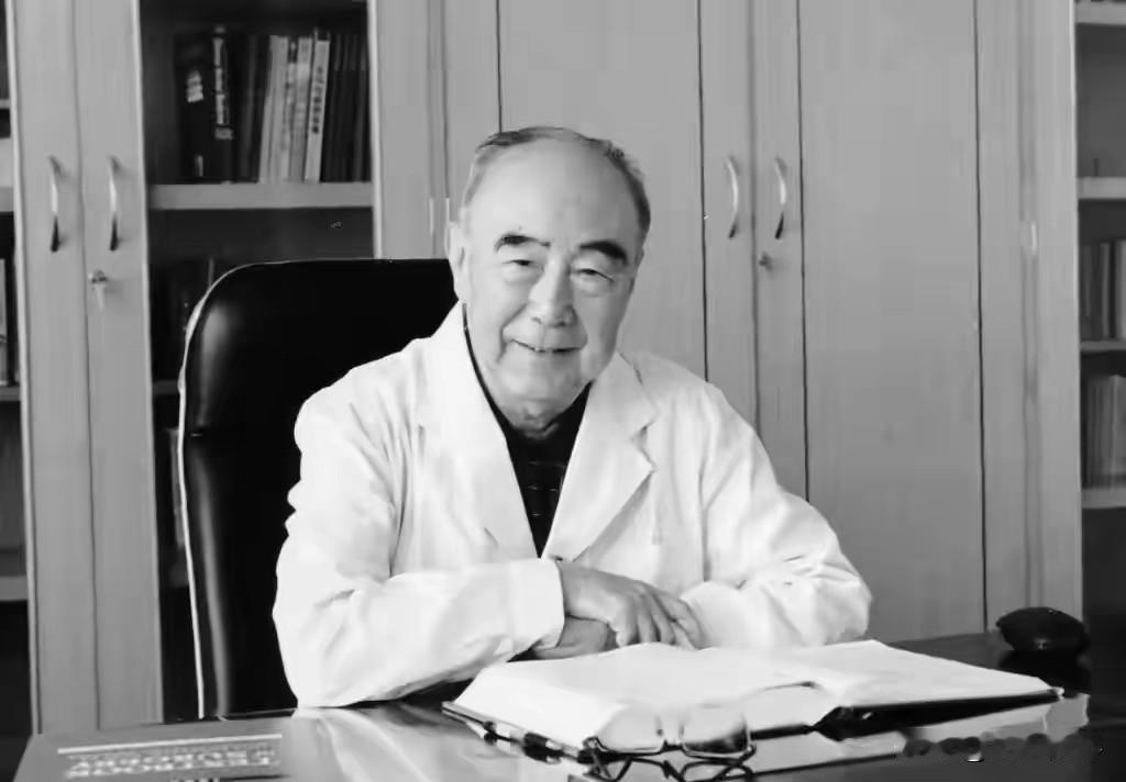 中国工程院院士、首届国医大师吴咸中，沈阳新民人，中国中西医结合外科的开拓者与奠基