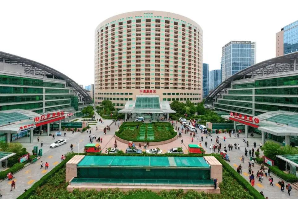 一心扑在事业上，兢兢业业为病患。有地位有名誉，对国家对社会有价值，一年拿着四五十