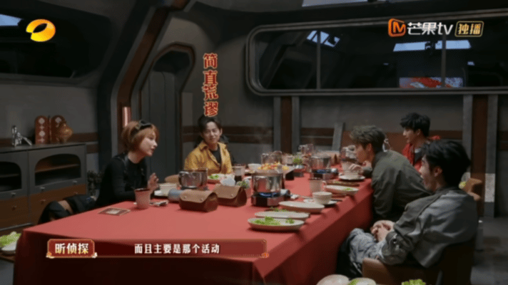 真的笑到停不下来！吴昕在活动后台被错认成维嘉 被粉丝认错就算了，还乖乖签下维嘉的