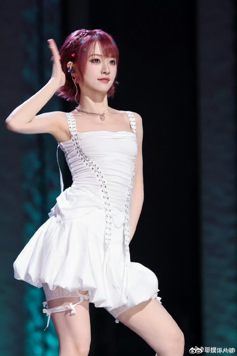 浪姐初舞台剧照看浪姐初舞台剧照直接美到失语✨礼服衬得姐姐们眉眼生辉，私服又透着飒