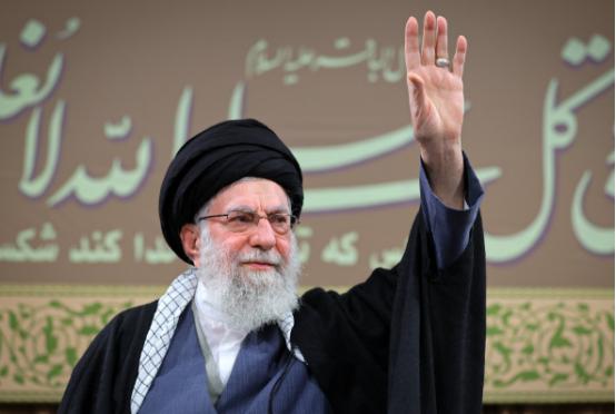 伊朗最高领袖哈梅内伊北京时间1月12日写道：“那个趾高气扬、自以为了不起地评判整