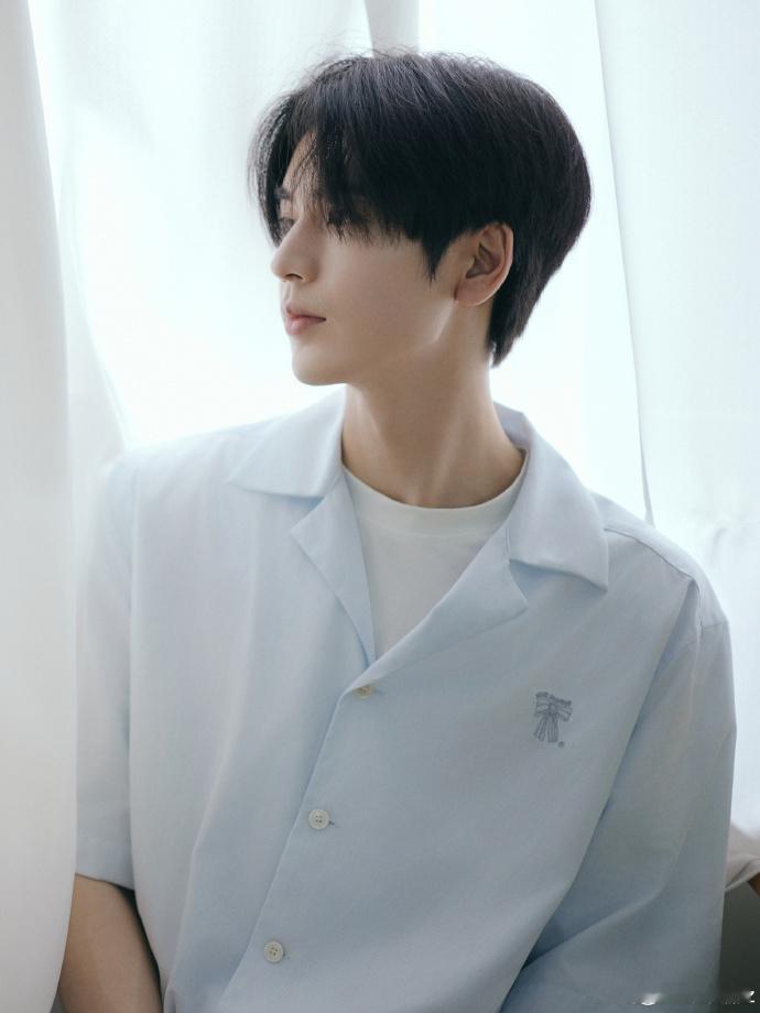 #张凌赫晒九月第一条plog##张凌赫衬衫学长造型#张凌赫在九月 plog 中的