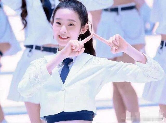 戚薇说张艺凡很像Lucky 张艺凡的“幼儿园属性”被实锤！直播中田曦薇补刀她吵闹