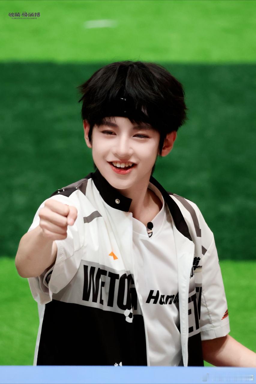 tg  杨涵博运动会路透杨涵博黑色发带 笑起来眼睛亮晶晶的 ​​​