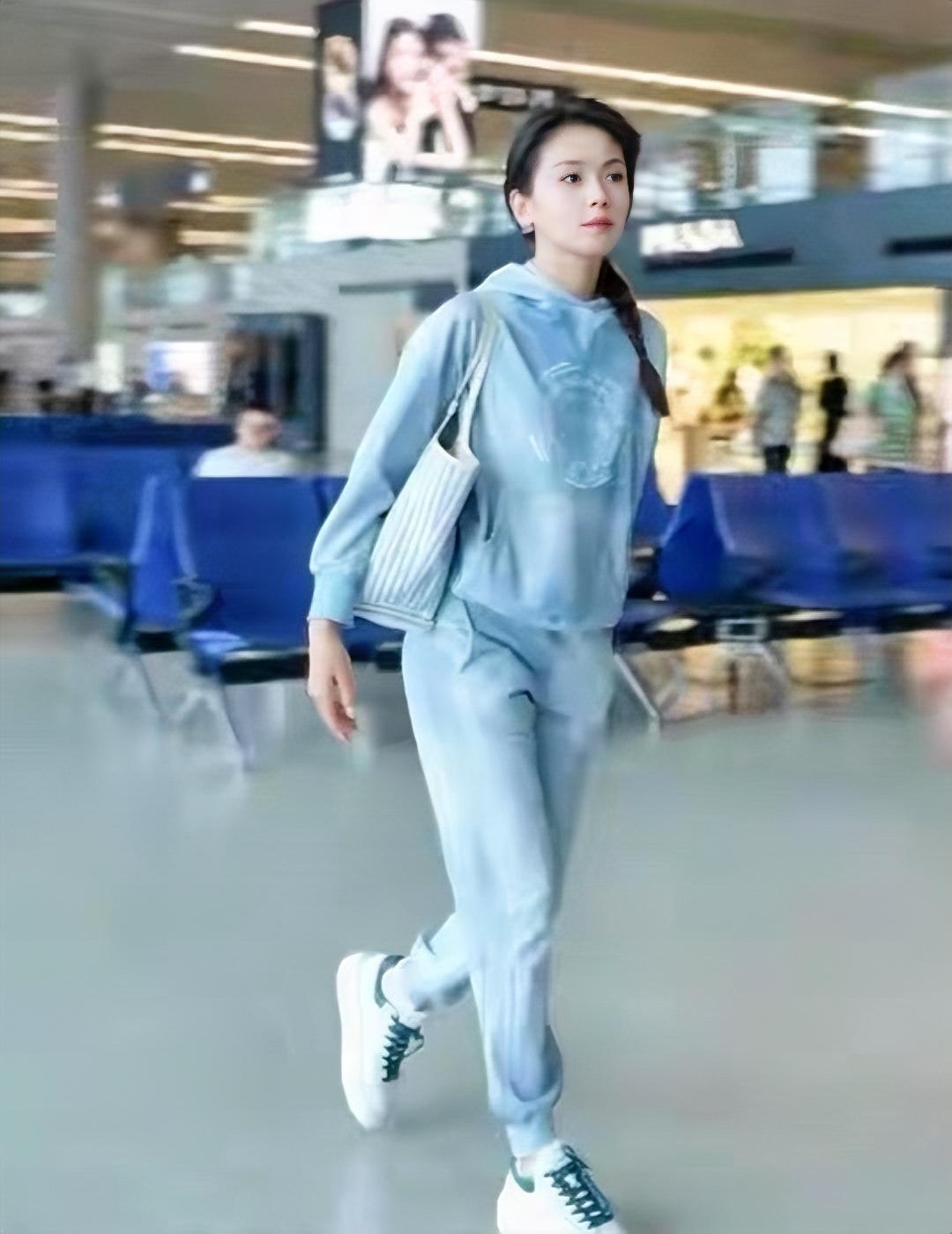 刚看到46岁刘涛的照片，瞬间被惊艳到！

一身浅蓝色休闲装，扎着低麻花辫，看着竟