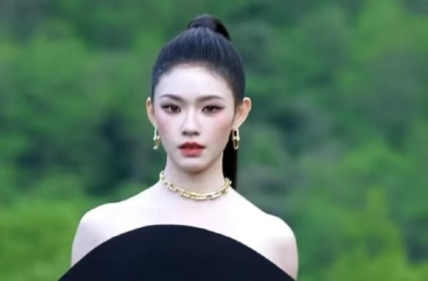 vogue盛典成照妖镜，女明星纷纷现真容。赵露思不知道是不是去泰国多了，整个人有