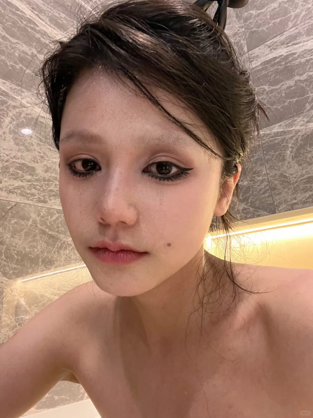 坐在浴缸里哭，莫名其妙怪好看的