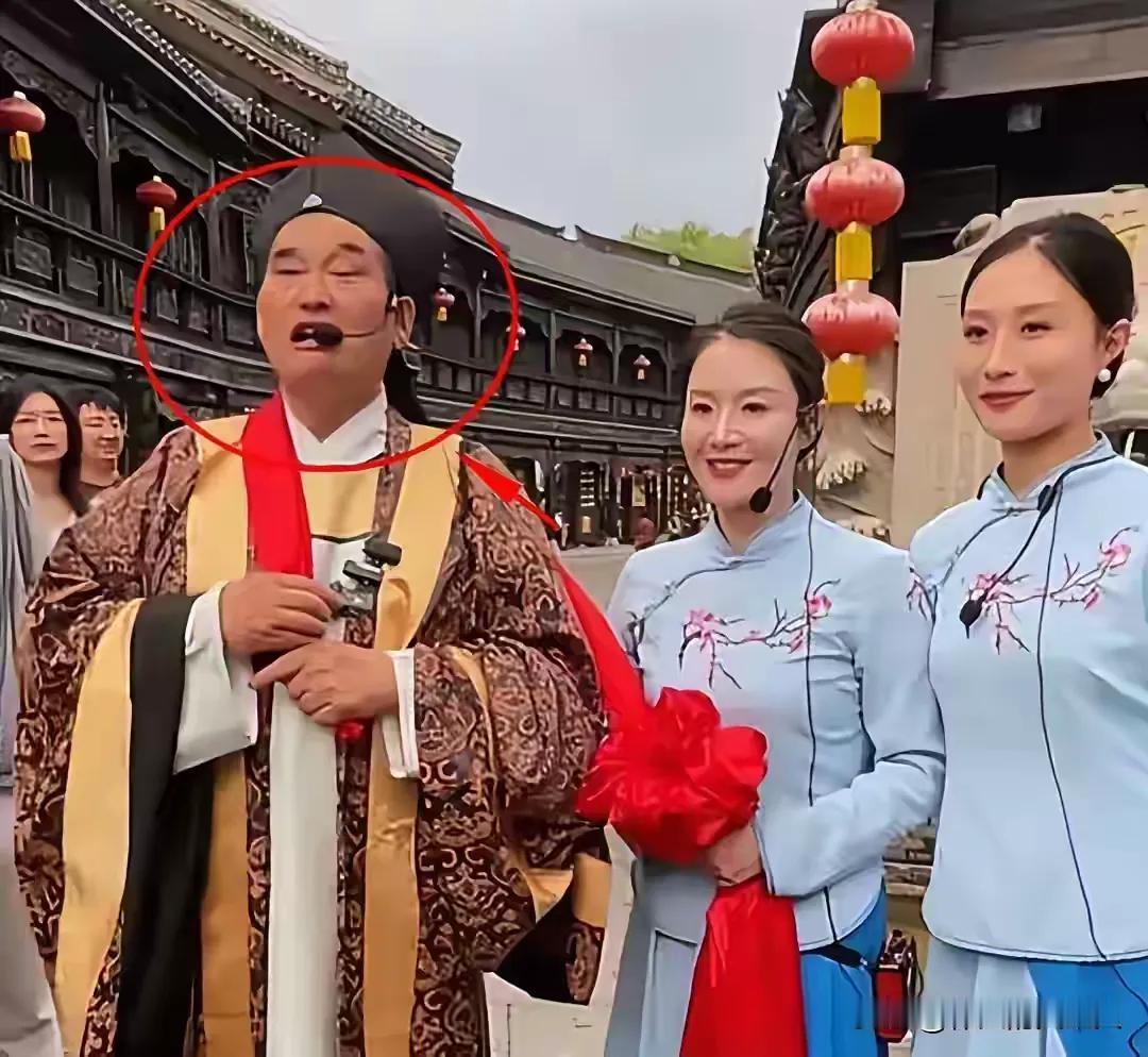 第一，那不叫地主服。地主不是职业，也没有职业服。
第二，即便是地主，也得穿衣服。