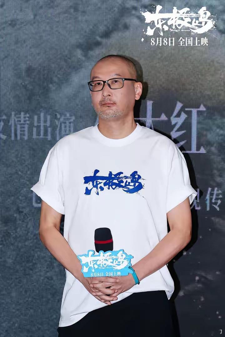 管虎被骂，确实有原因！​电影《东极岛》被骂得出翔，不是电影整体结构不行，演员演得