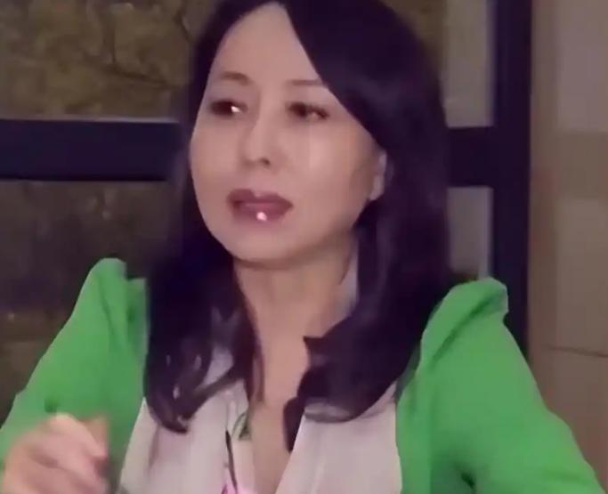 “50岁富婆不顾质疑，为小19岁的丈夫冒险生下三胞胎。”当年轰动全城的姐弟恋，一