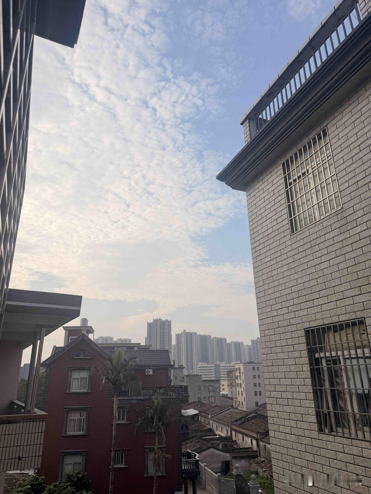 被老家的天空治愈了✨

站在窗边抬头，突然被这片天空戳中了心巴。
鳞次栉比的房子