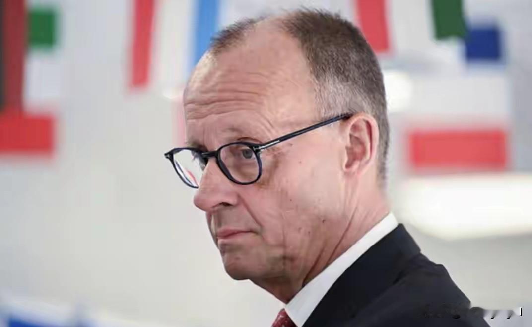 默茨当众说“美国正被伊朗羞辱”，特朗普没反驳猛踩德国经济，柏林安静了。

德国总