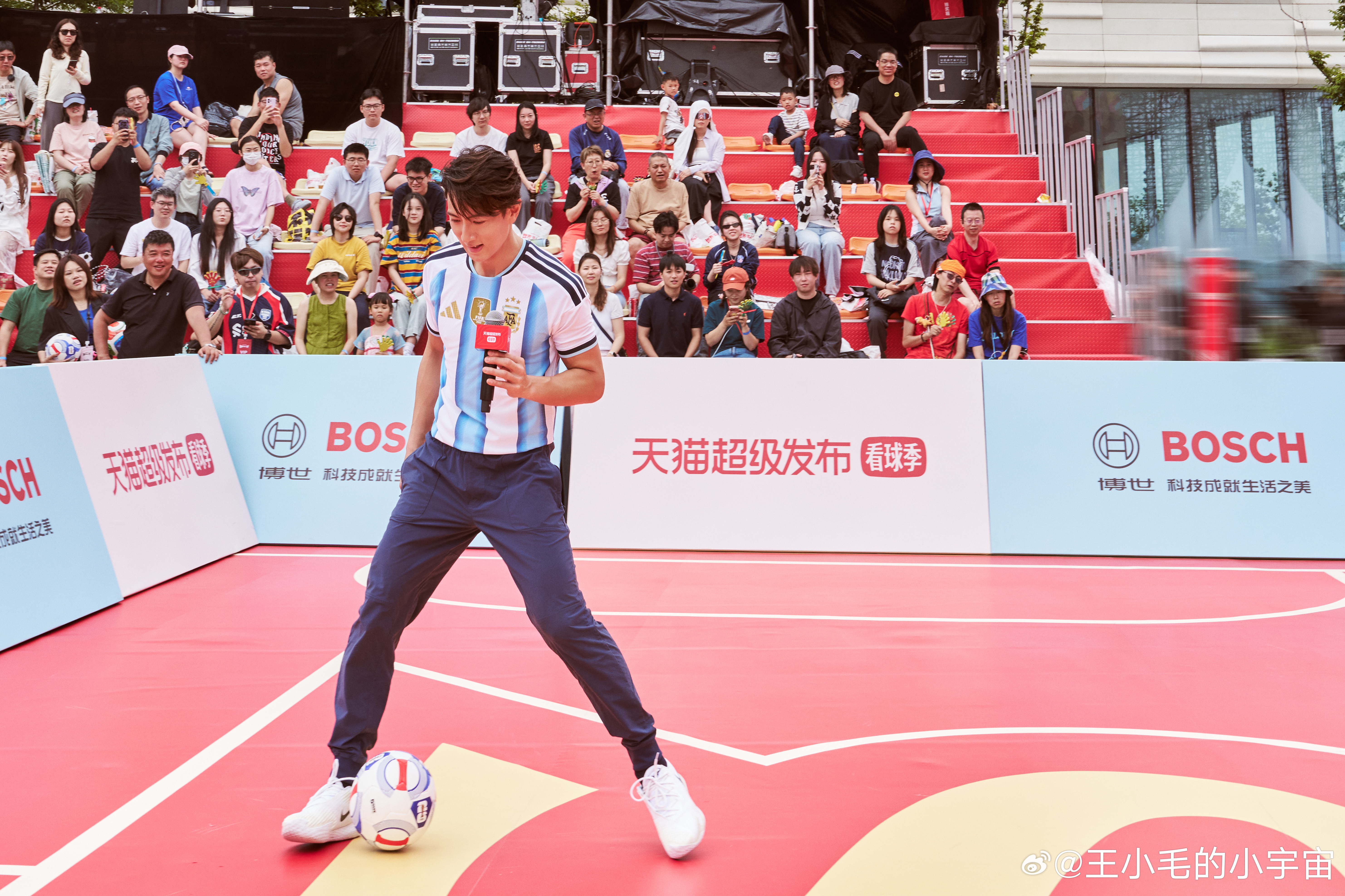 吴尊怎么跟十年前长一个样 真正的冻龄不是医美，是刻在骨子里的自律。吴尊这状态，就