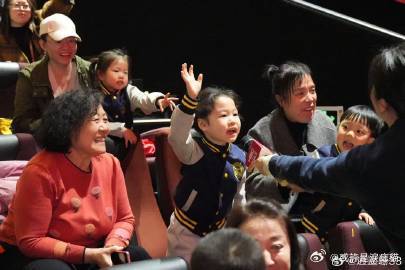 好羡慕小孩哥小孩姐的开学礼物 电影里的熊猫胡胡不仅带给孩子们欢笑，还教会他们“家