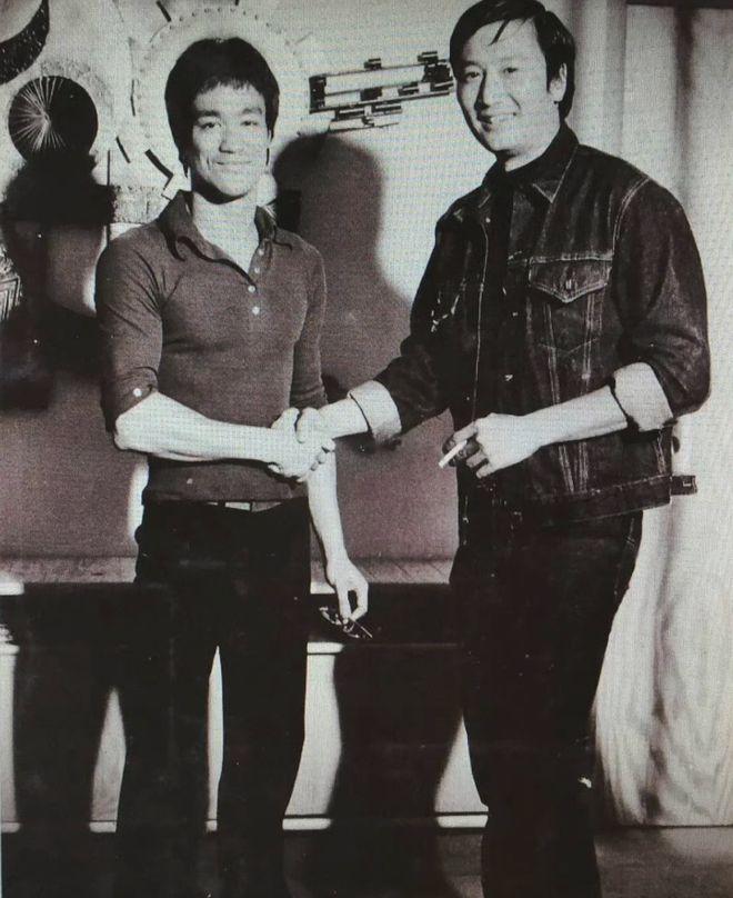 《谢贤李小龙》
巨星在握手，
真挚感情有。
只惜李小龙，
早早黄泉走。