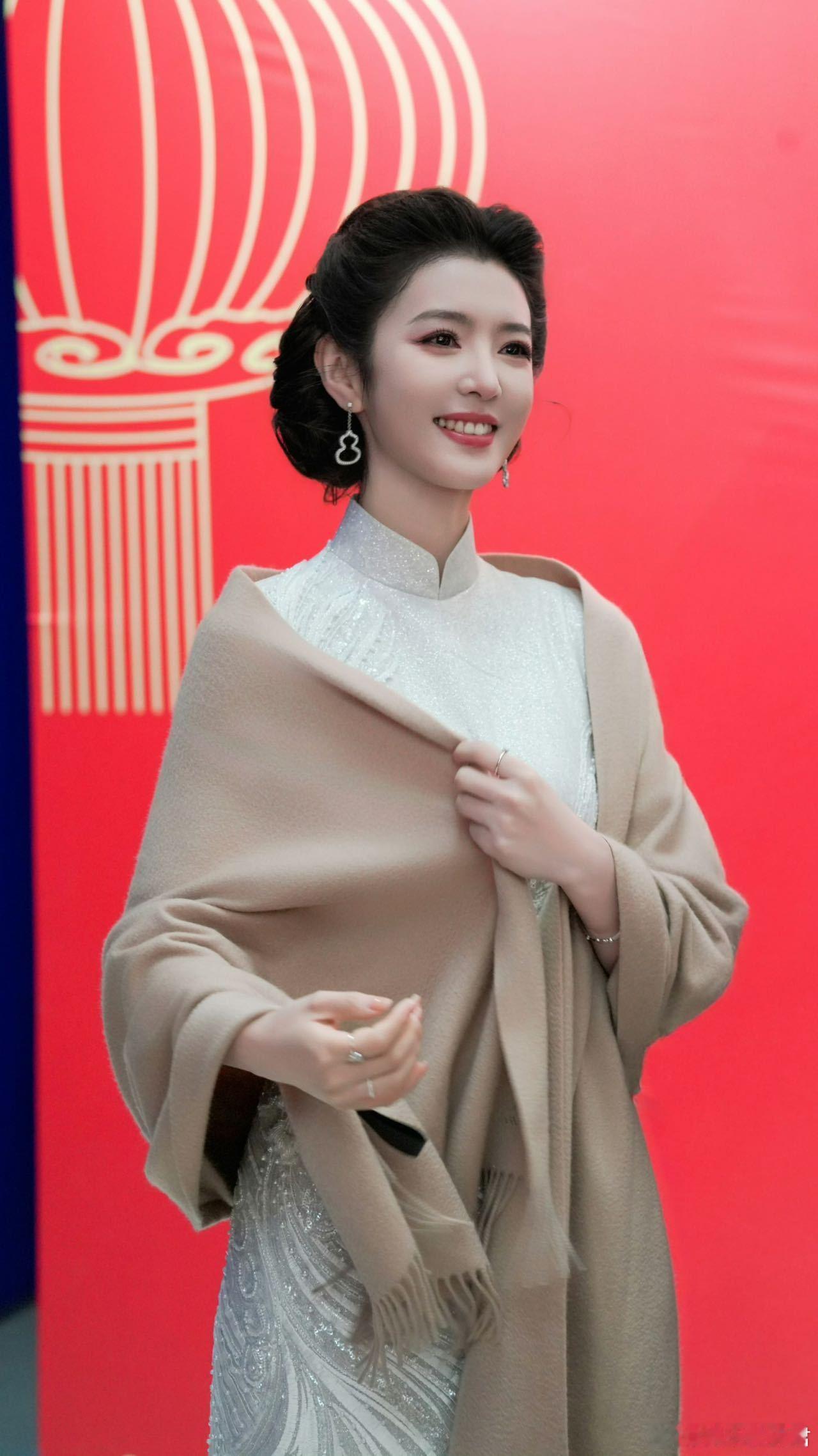 李云霄官宣微博之夜 在密集的行程中依然保持稳定输出，从影视作品到晚会舞台，展现了