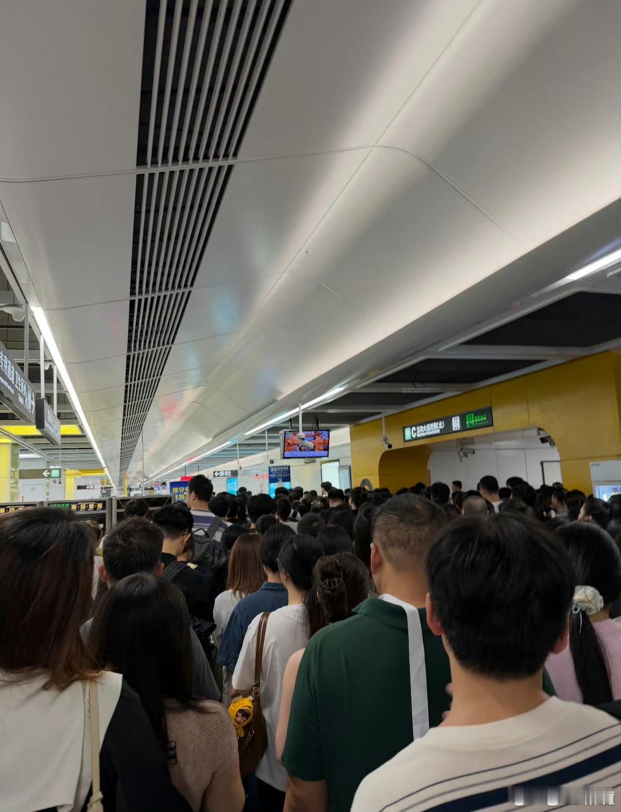 深圳地铁到底错在哪了深圳地铁堵麻了 之前和群友一起吐槽深圳地铁刚刚推出“逢包必检