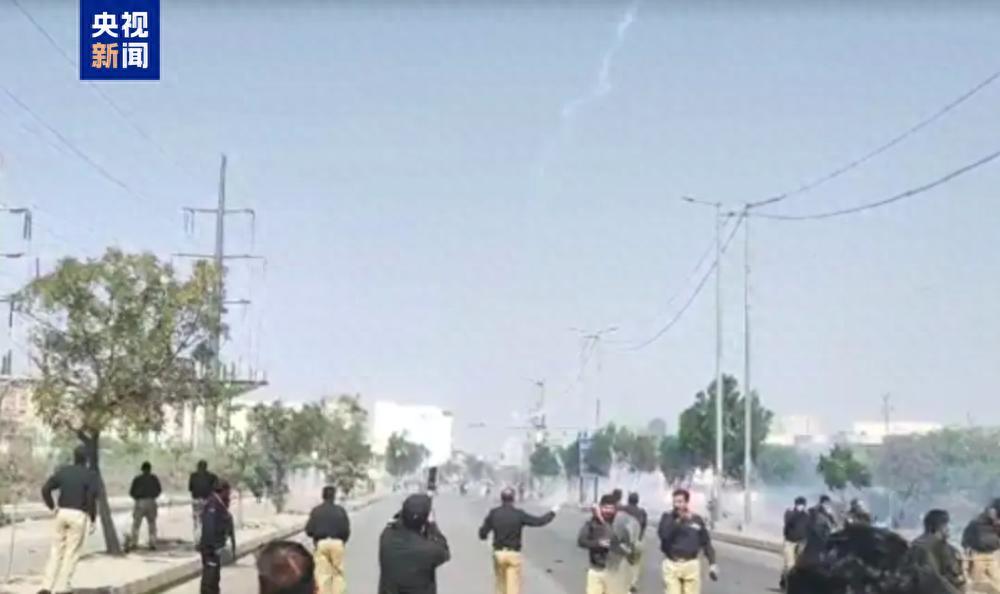 斩首之后无乱局！哈梅内伊遭美以突袭身亡，生前布局曝光，核心接班人强势登场。

哈