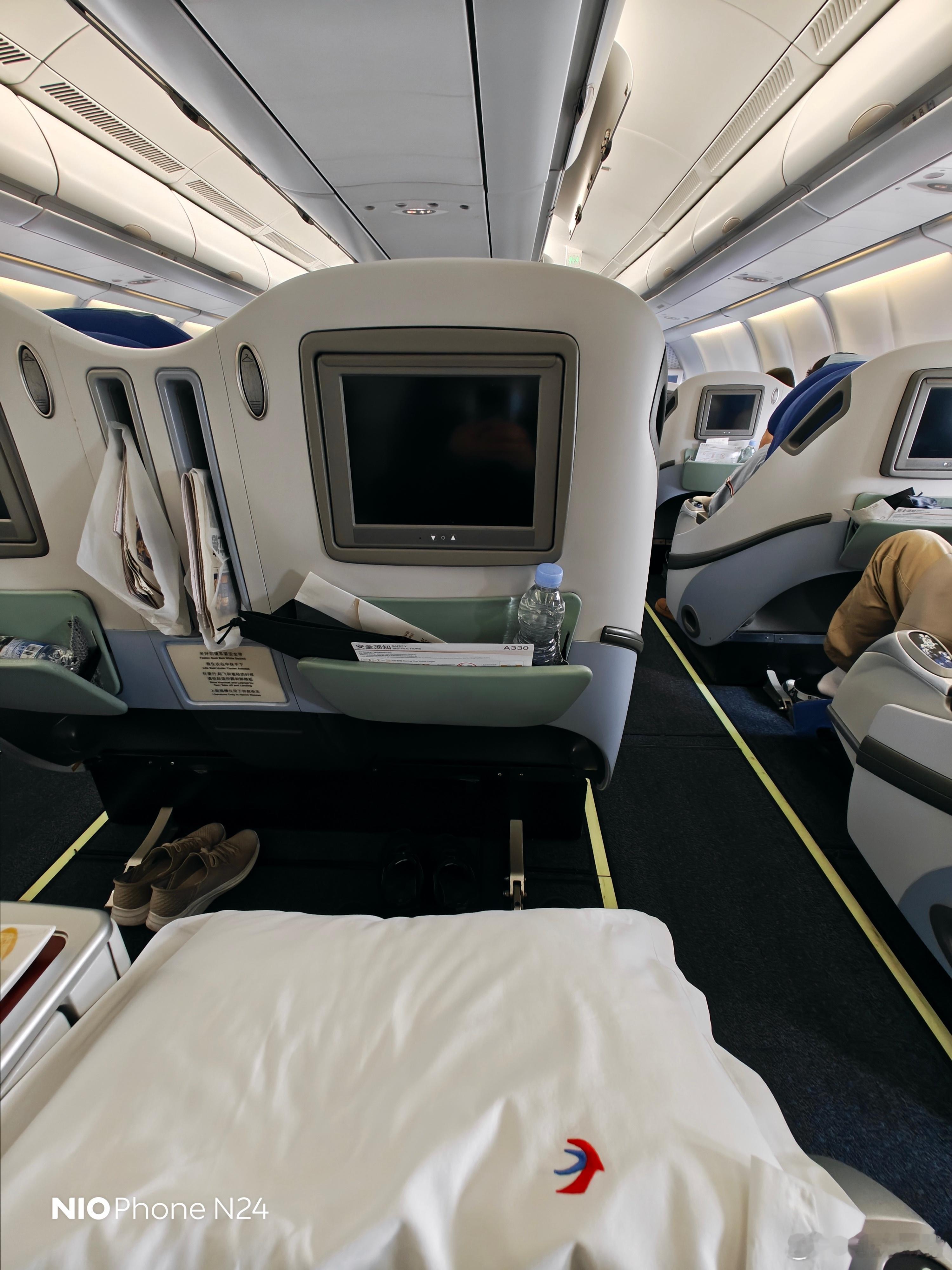 早起的鸟儿有虫吃，又是靠背屏飞行的一天，可以机上睡觉。电动兄弟