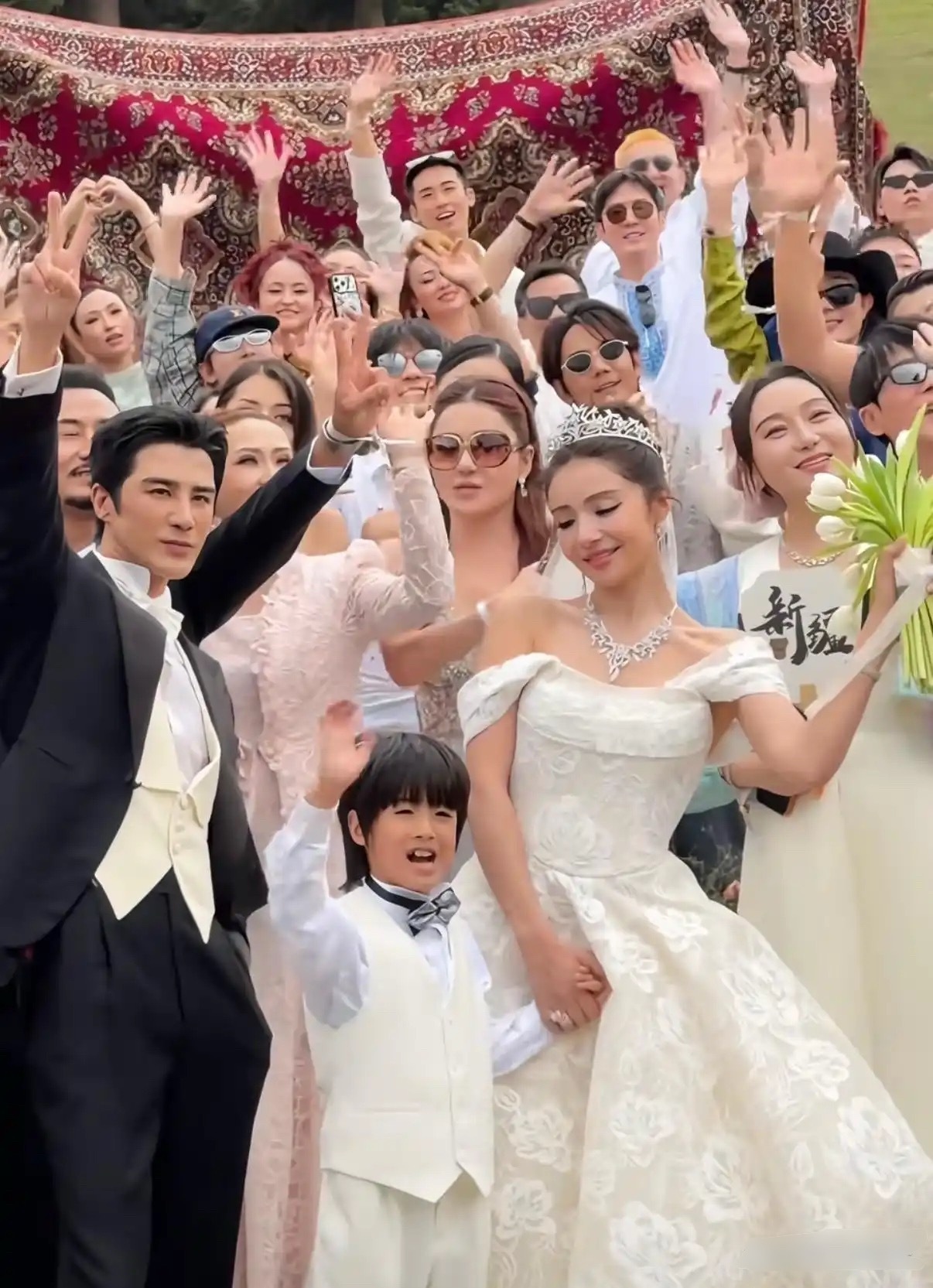 姜潮、麦迪娜结婚7年终于补办婚礼，7岁儿子合照豁牙抢镜！好友马天宇也来捧场，新疆