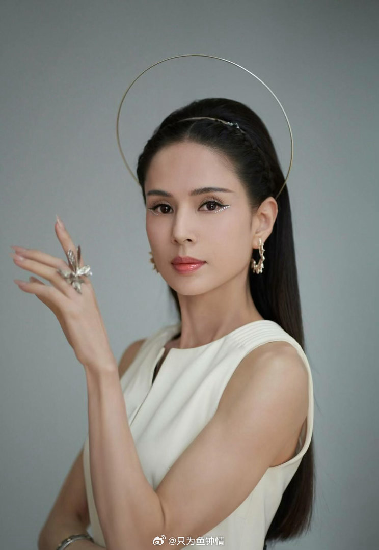 李若彤回怼演短剧是下沉 “我是演员，又不是天上的神仙。”李若彤这句话说得太对了。