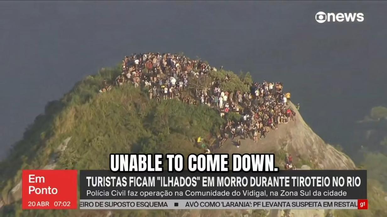 在巴西里约热内卢，警方与“罗哈斯指挥部”贩毒集团发生枪战后，200名游客被困在莫