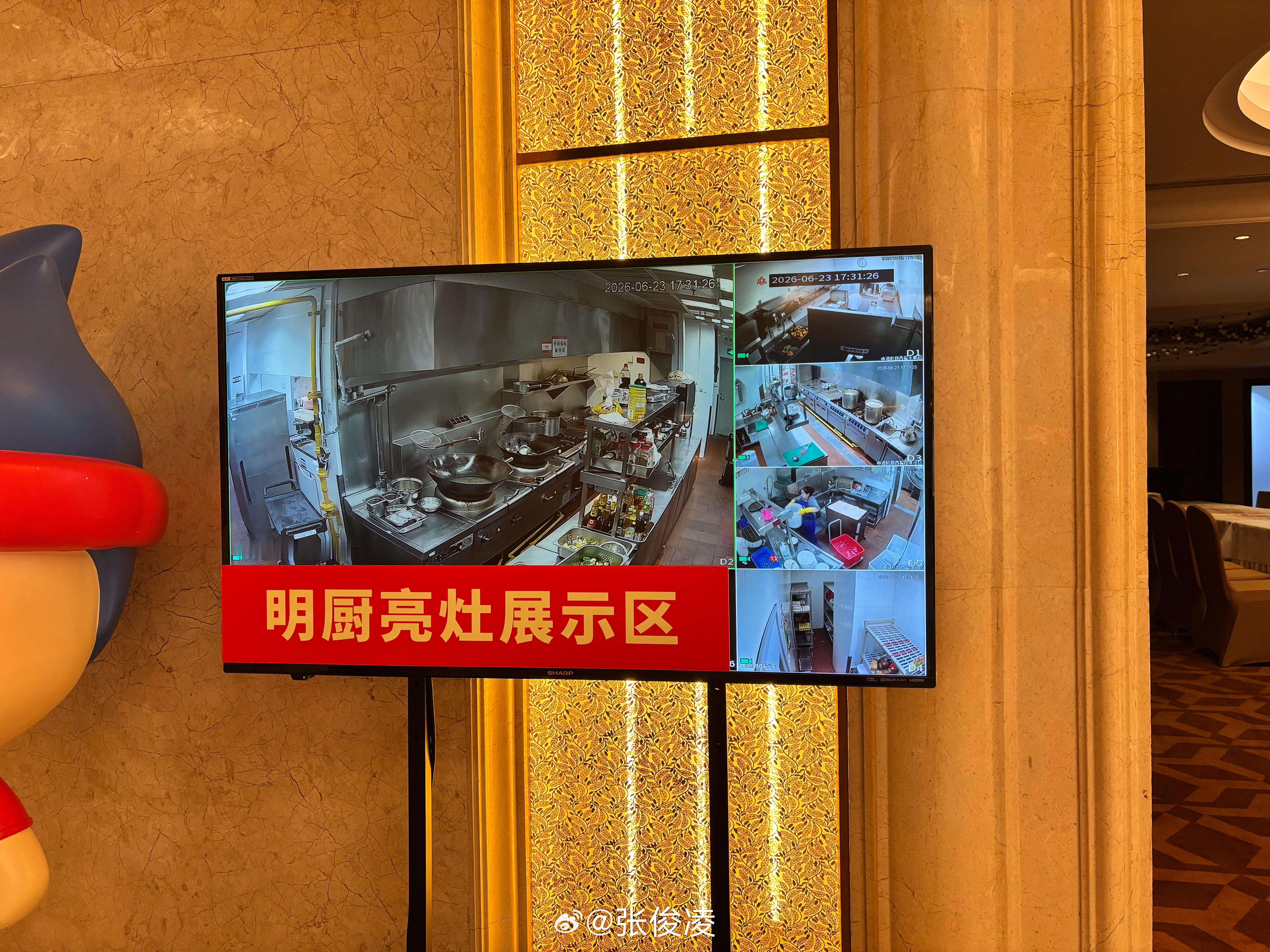 广东福建对于明厨有着偏执般的追求，例如这样也是一种，建议全国大大小小的门店都推广