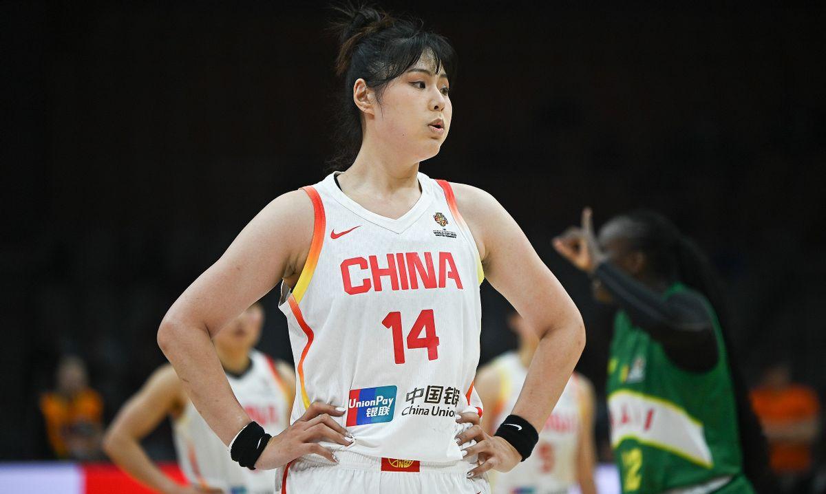 作为追了女篮十几年的老粉，看到李月汝赛后那句“打得不太高兴”，我第一反应不是惊讶