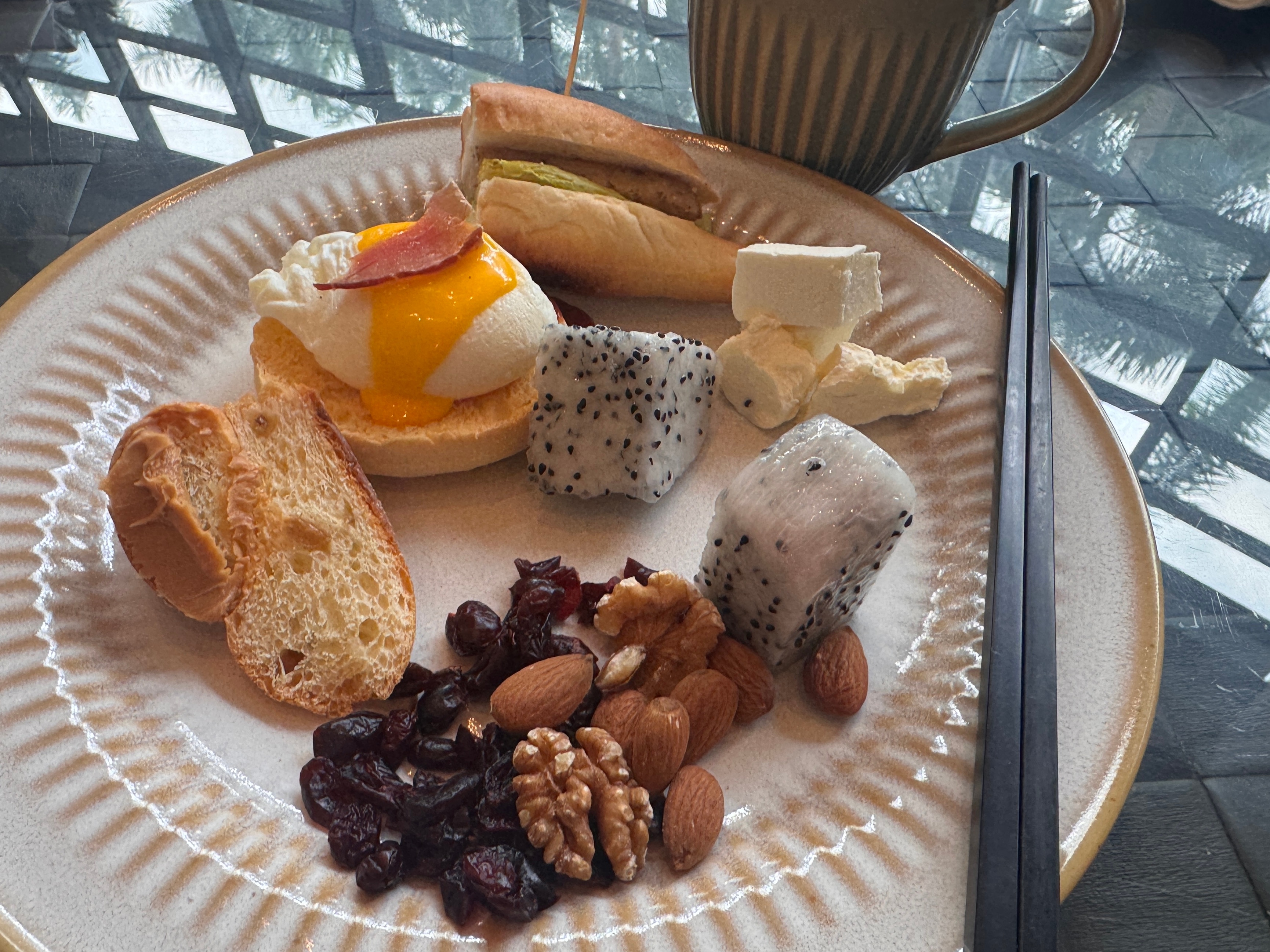 除了总是迟到总是赶不上飞机和高铁，我也总是赶不上早餐。人家都收餐了我才到。然后就