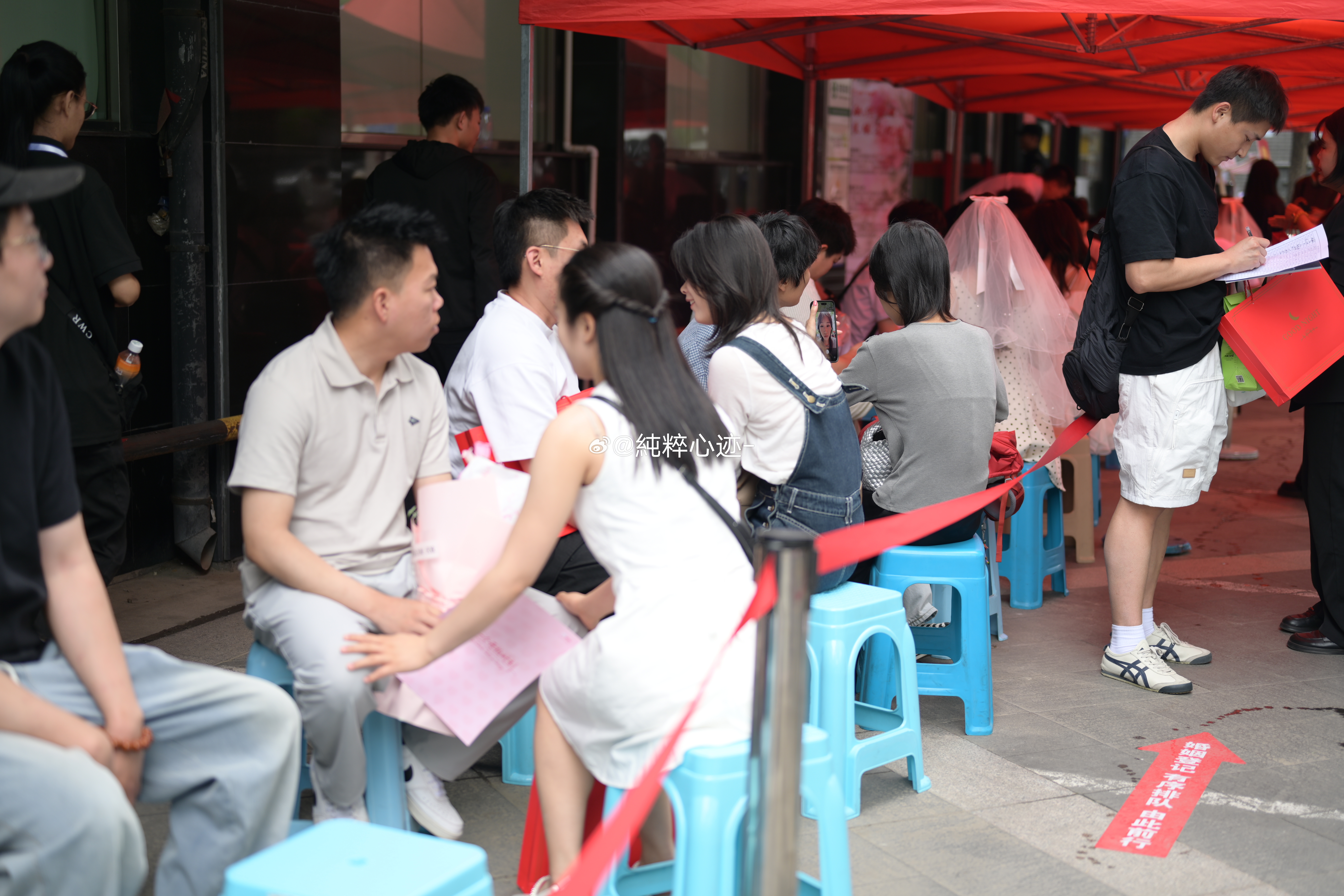 北京民政局门口的520甜蜜气息520的西城民政局满是浪漫氛围，领证新人排起长队。