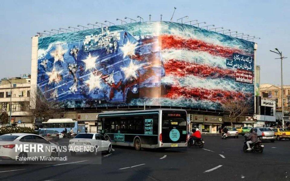 美国派出重兵合围伊朗 伊朗德黑兰，伊斯兰革命广场的最新宣传画：因果报应！ 