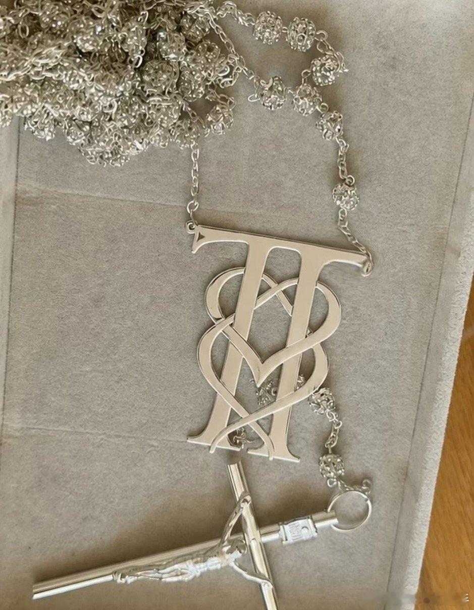 霉霉婚礼刺绣手帕霉霉婚礼刺绣手帕波浪花边+手工绣制专属monogram，标注婚礼