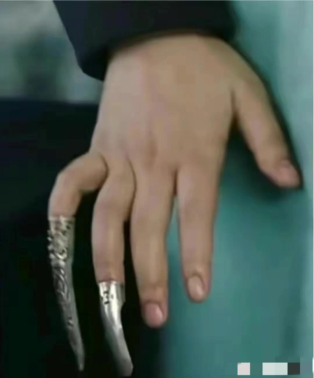 这两部电视剧本来就没法比。一部看得上瘾，一部看得尴尬，甄嬛传里面的手一看就是养尊
