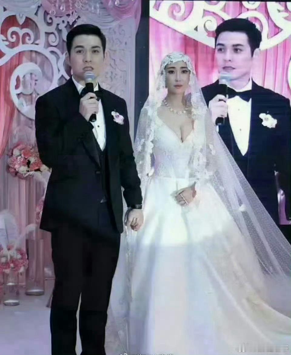 这婚纱确实是太尴尬了，毕竟那么多亲朋好友在现场 ​ ​​​