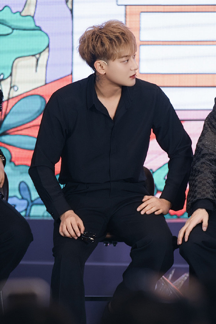 黄子韬宇宙闪烁请注意发布会出图  黄子韬《宇宙闪烁请注意》发布会出图啦~深v有点