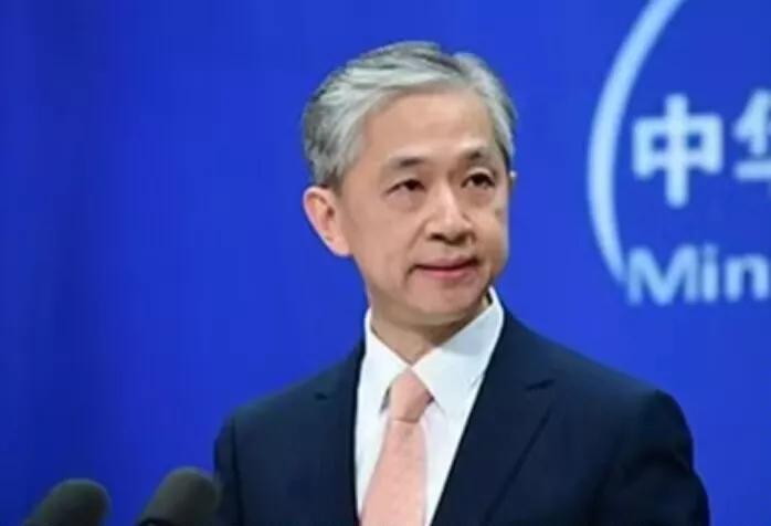他是外交男神，令人敬佩！
想象一下，一个充满自信、从容不迫的男人，站在外交部的发