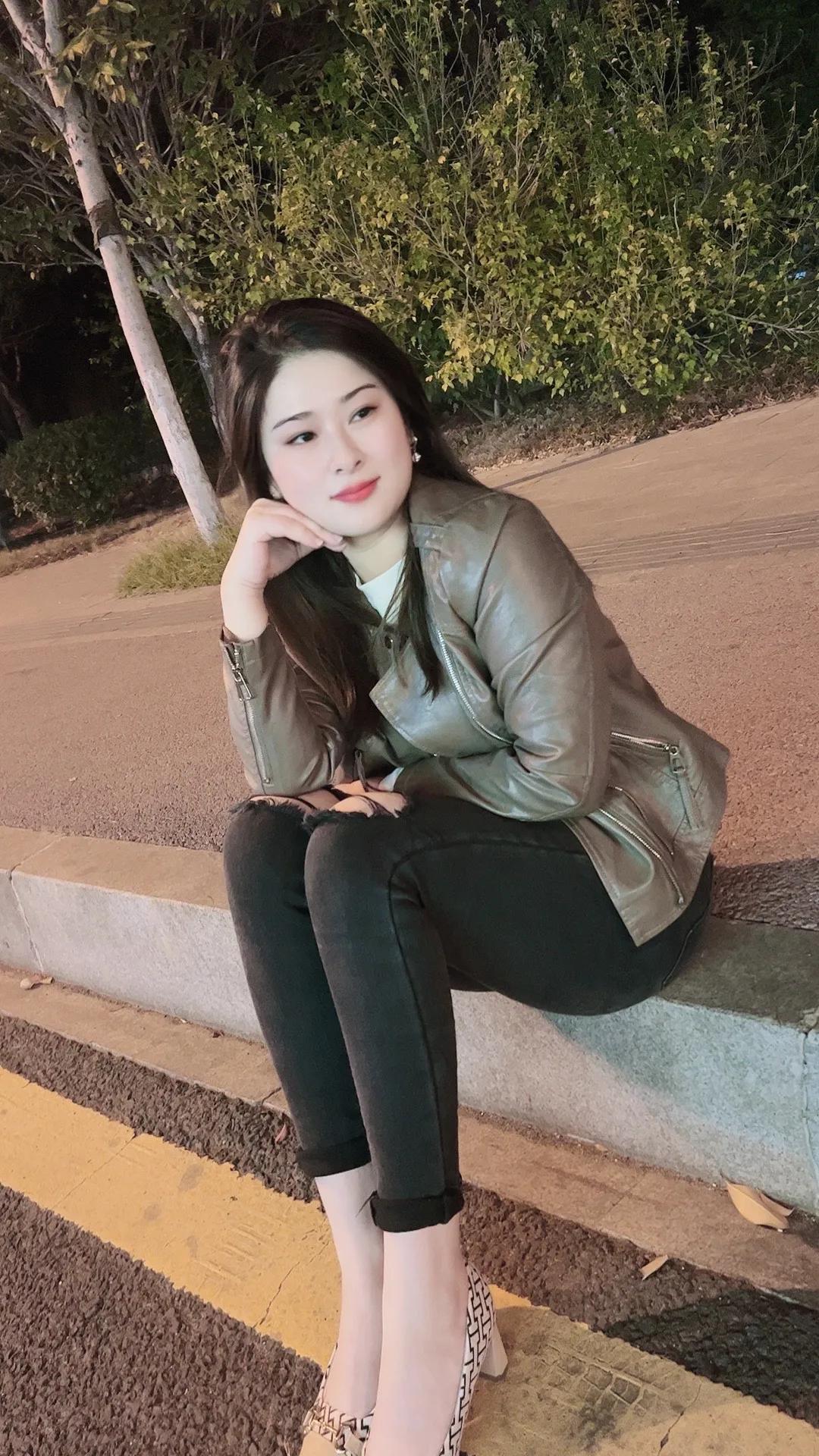 曾经有个人毁了我，让我掉进了深渊，我用了好几年的时间才爬出来，我发誓我再也不碰爱