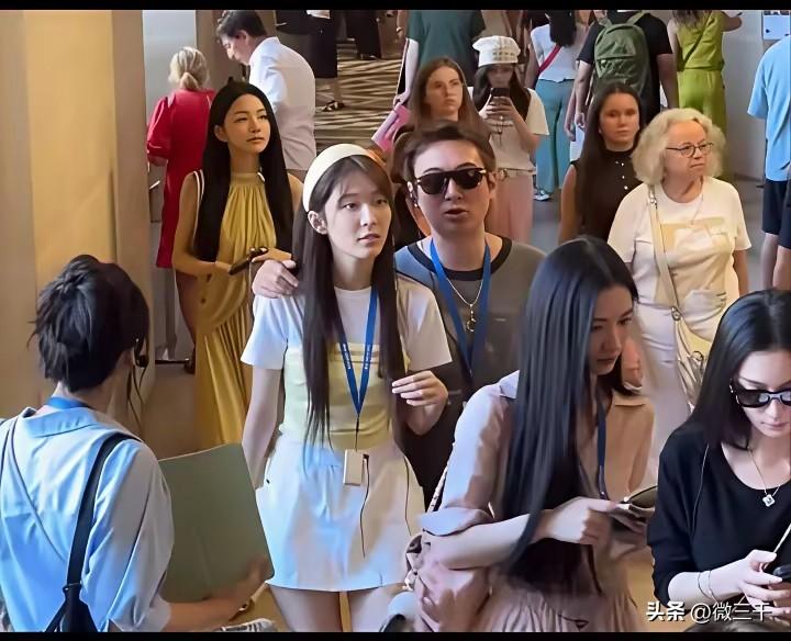 王思聪哥哥雅兴不减哪，出国组团游，4个打扮时尚漂亮女孩子围其左右。不得不说王家资