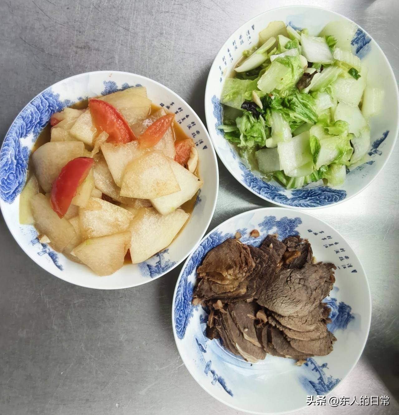 受台风“白海豚”的影响，南京今天是风雨交加，但也有好处，天气凉快了，不用开空调了