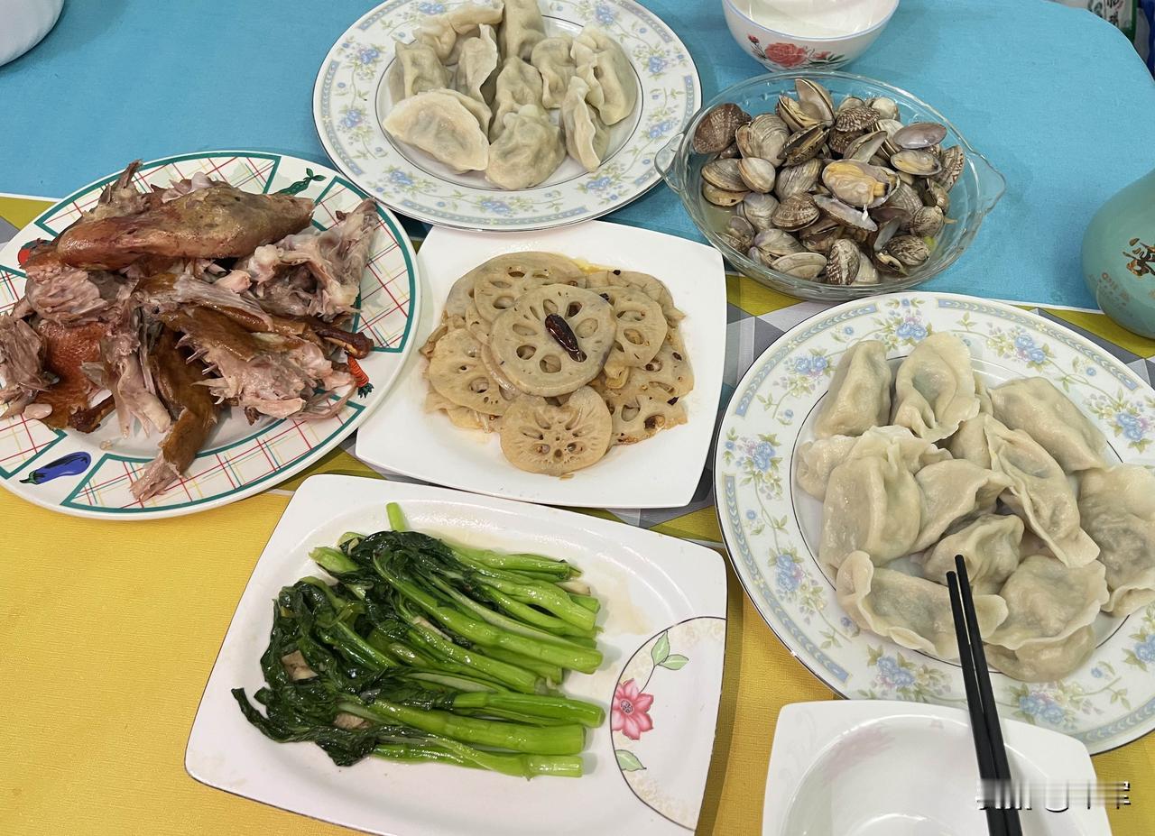 一定要包饺子的，除了包饺子还要准备几个小菜，生活就多点仪式感吗？不能光吃饺子！