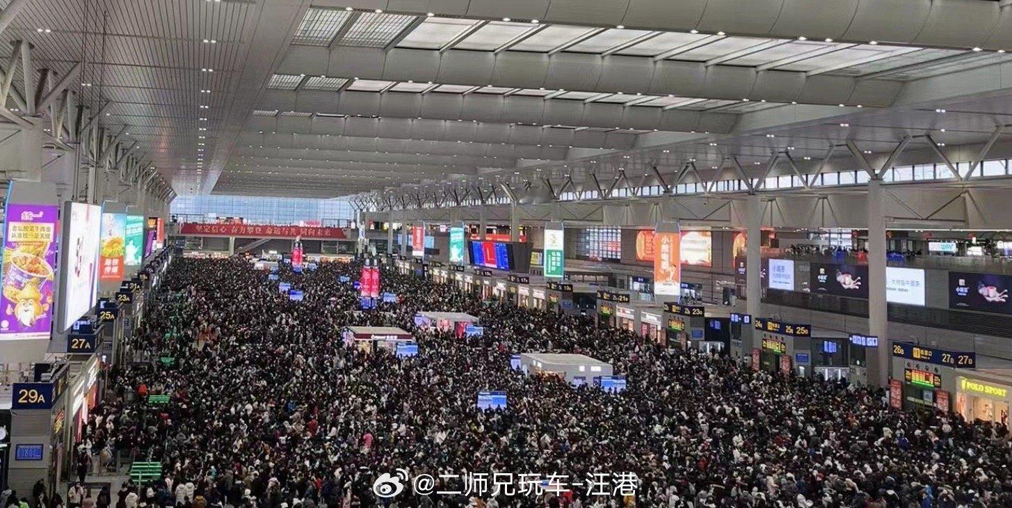 听说这是今天的虹桥火车站，朋友们都在路上了吗？#转发接龙开新年# ​​​