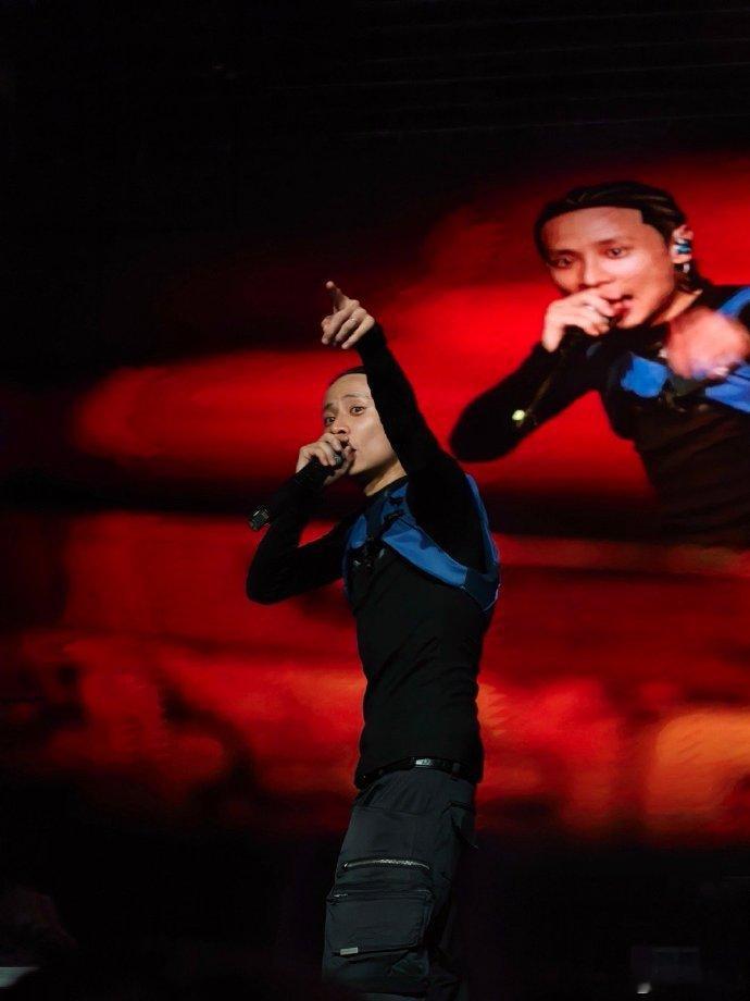 祖师爷的前奏就是布瑞吉的炸场神器！武汉这场，我亲眼见证了什么叫真正的嗨翻全场，太