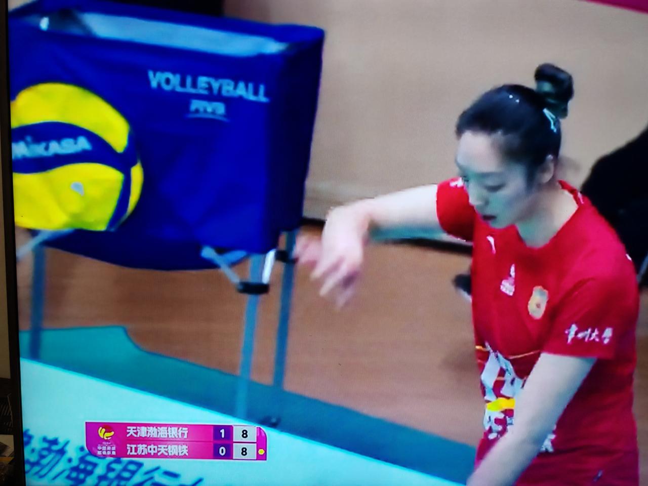 女排排超联赛半决赛，天津女排对阵江苏女排，第一局天津女排25：17胜利，第一局天