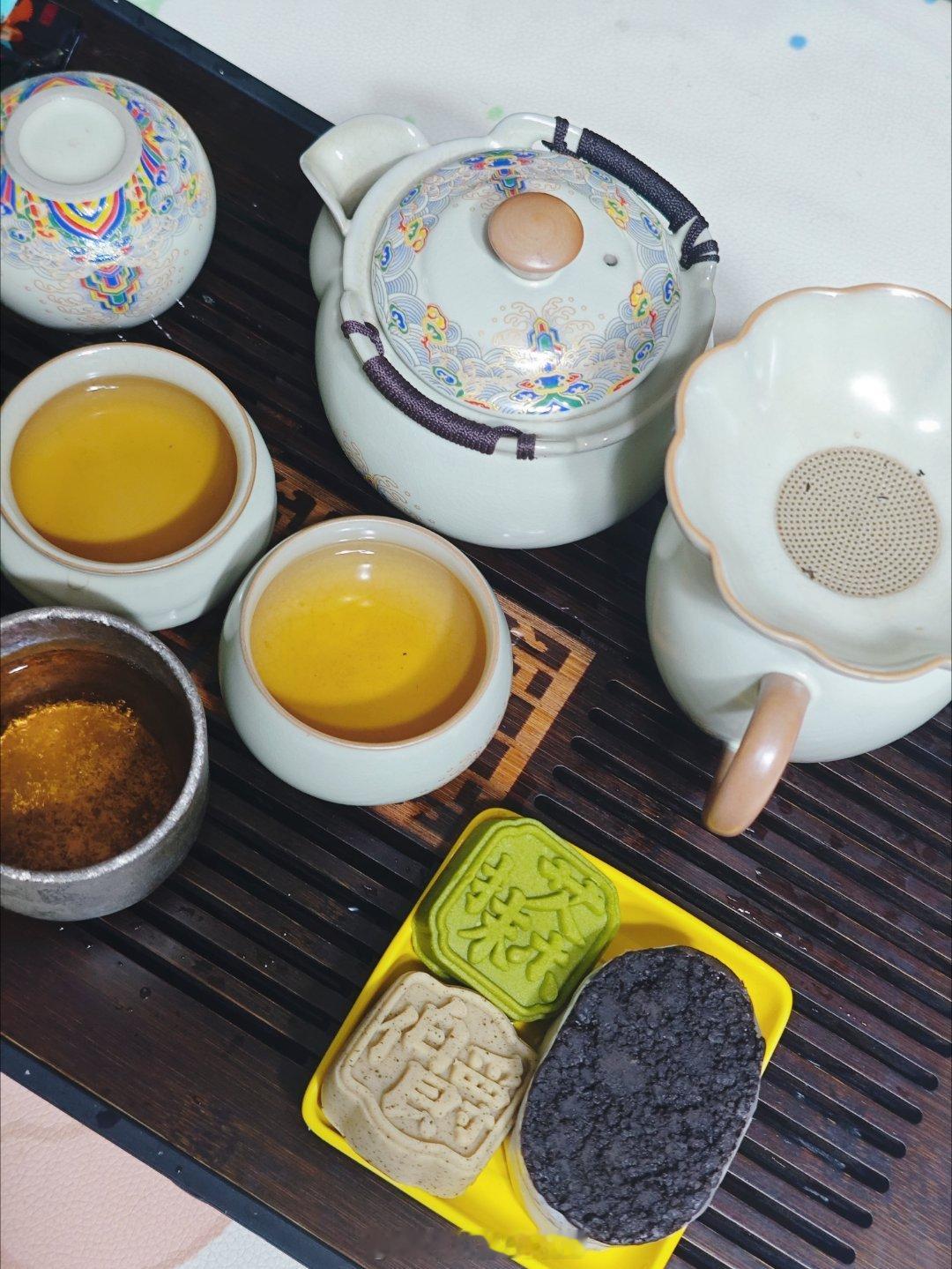 睡醒泡茶喝配些小糕点在家也是美滋滋 
