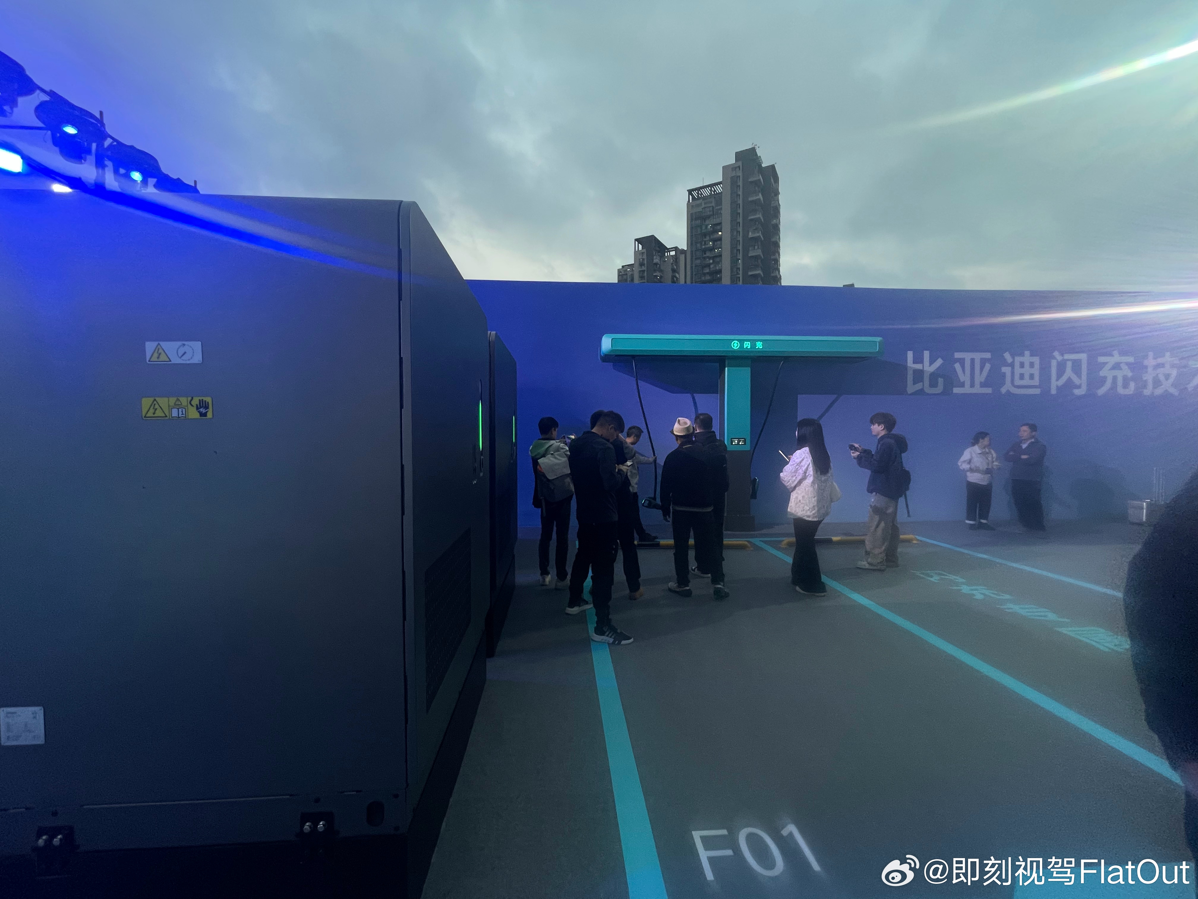 比亚迪闪充今天的两大重磅第二代刀片电池和闪充技术今天是我参加比亚迪发布会那么多年