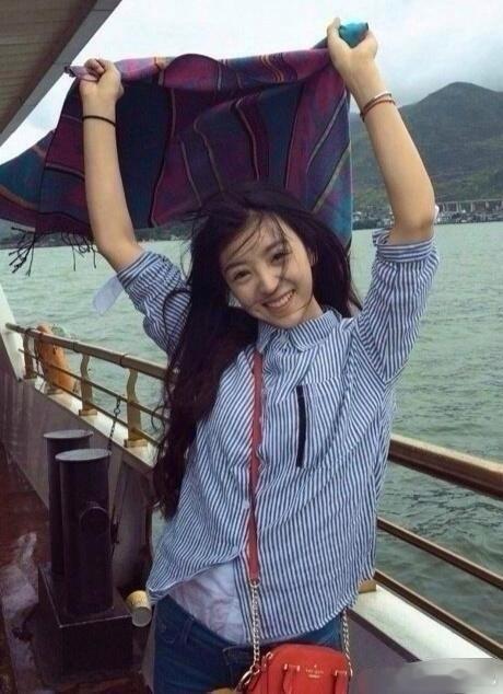 田曦薇早期旧照，好甜好青涩！这五官我是慕了！ 