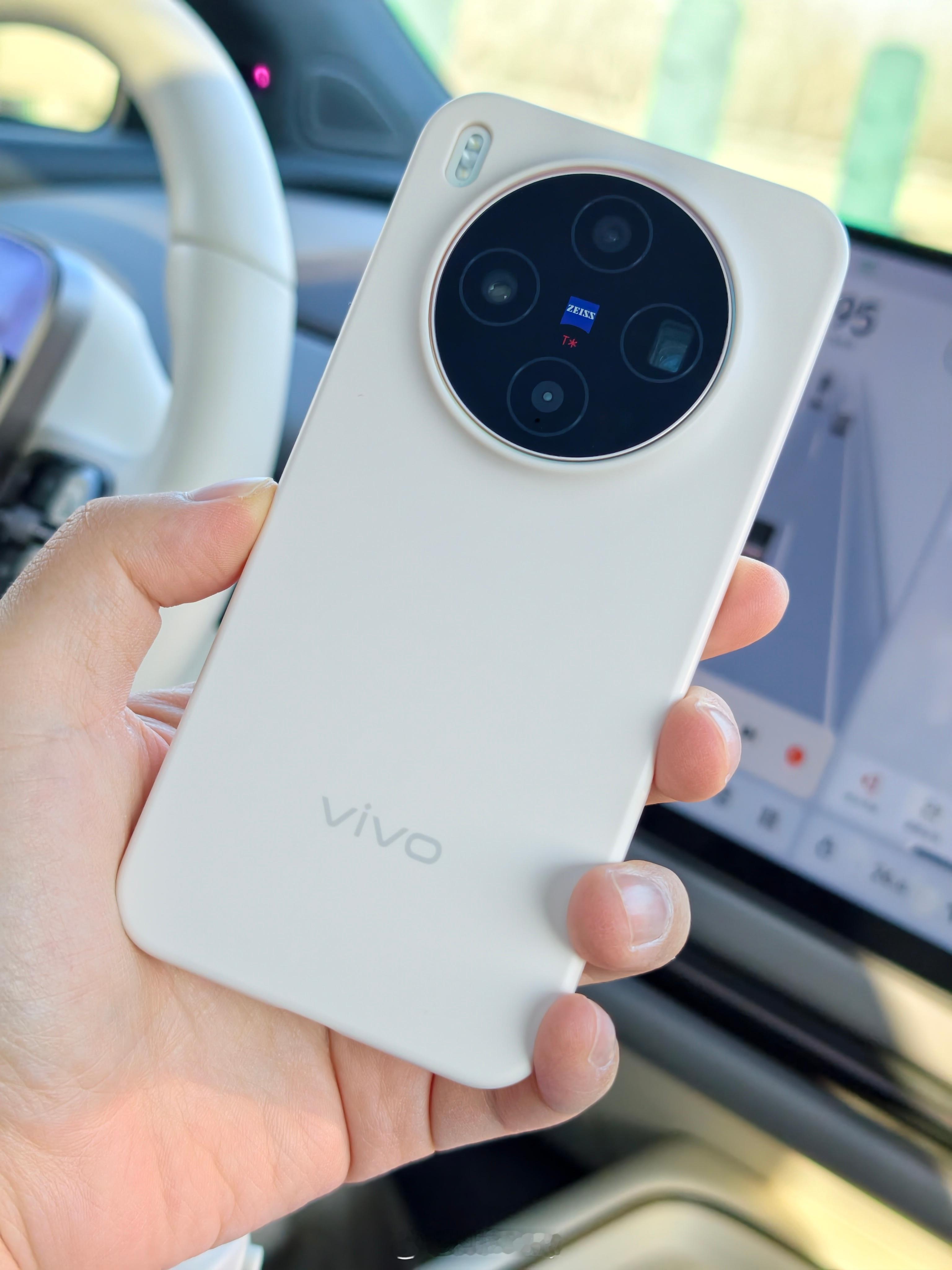 在众多手机中对象选择了vivo X300，看来小屏手机确实很受女生欢迎，毕竟小，