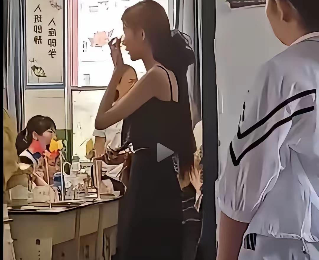 一场家长会，两位妈妈打扮得十分精致。一个黑色吊带长裙，一个大露背白纱裙，结果就因