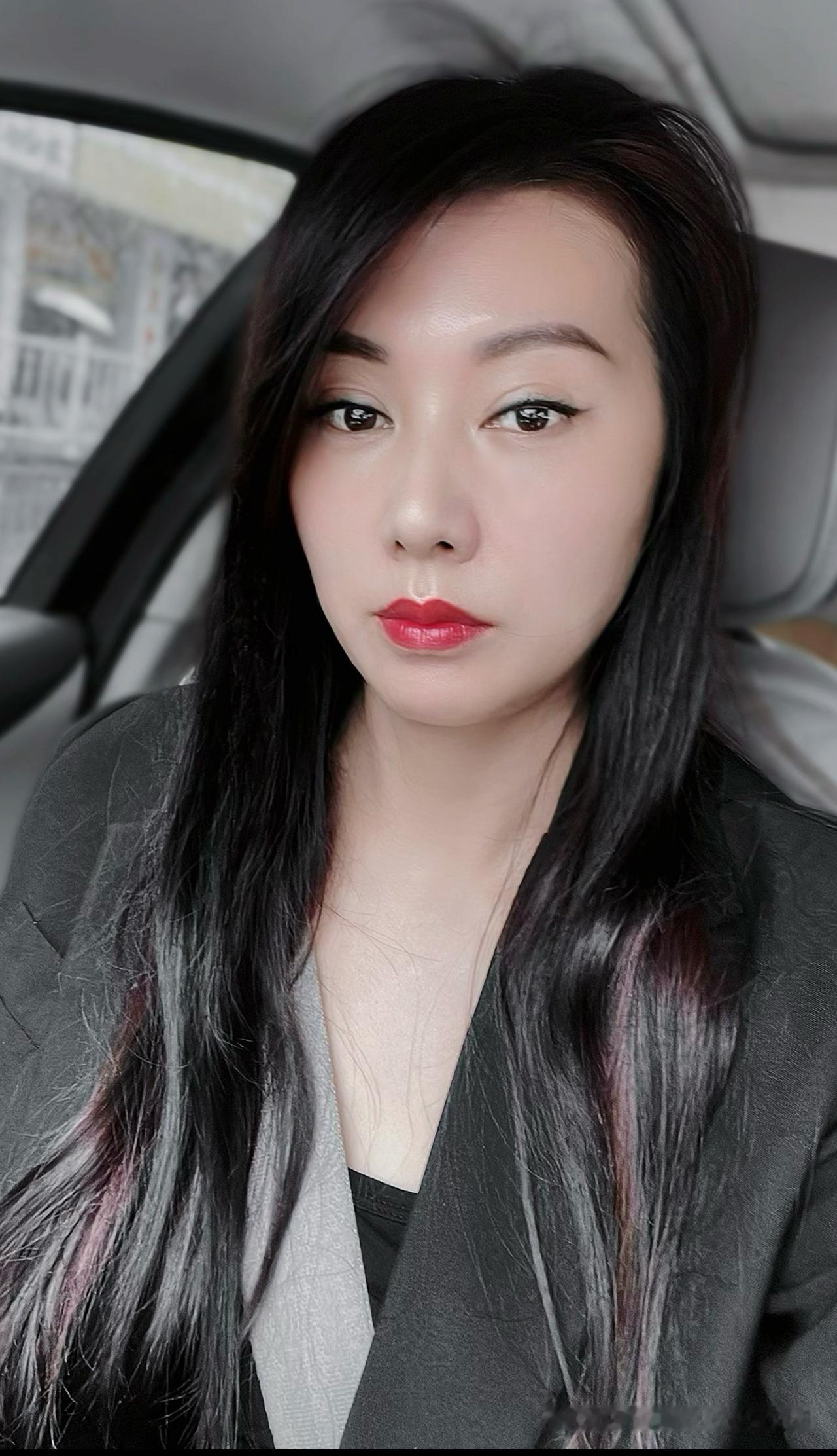 这是一位坐在车里的美女。