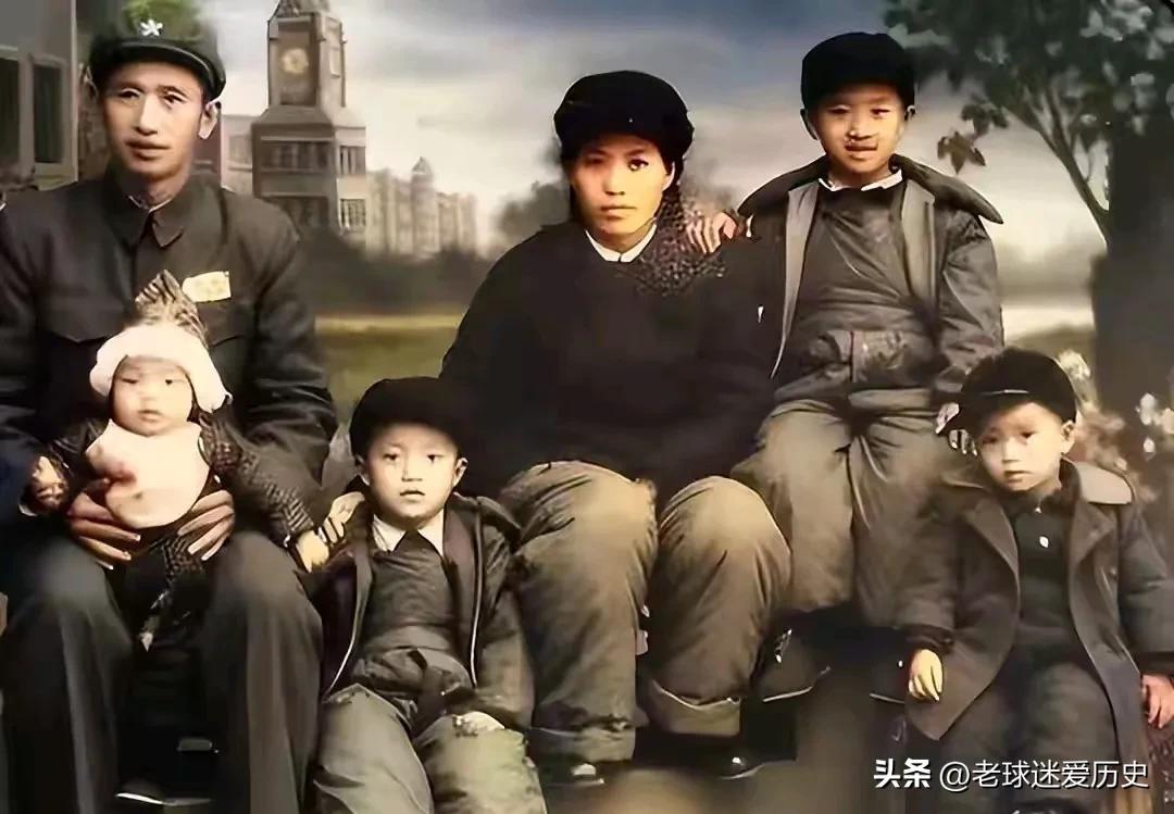 这张复古全家福，定格了开国中将周希汉一家六口的温馨瞬间。
画面中，周希汉身着笔挺